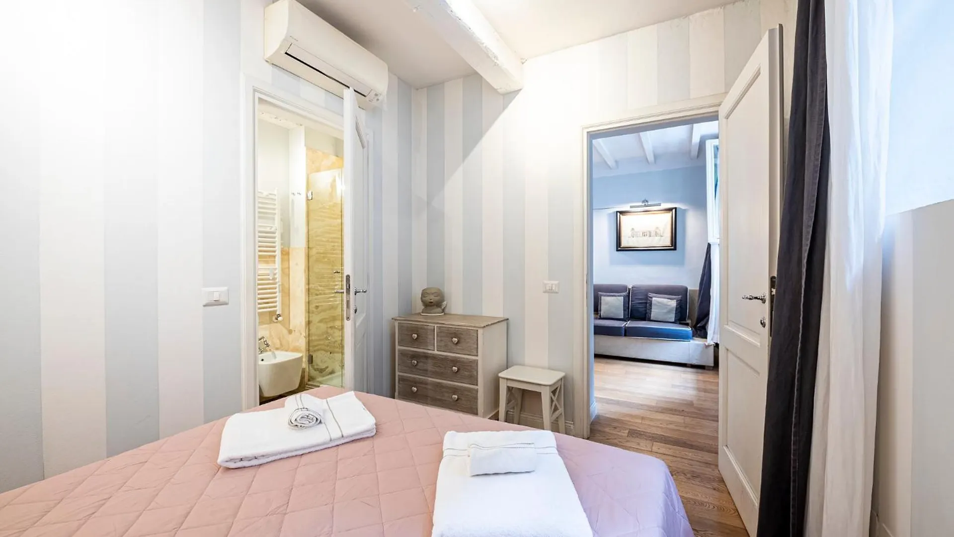 Apartment Suite In Pz. Michelangelo: Due Camere Con Due Bagni Florence
