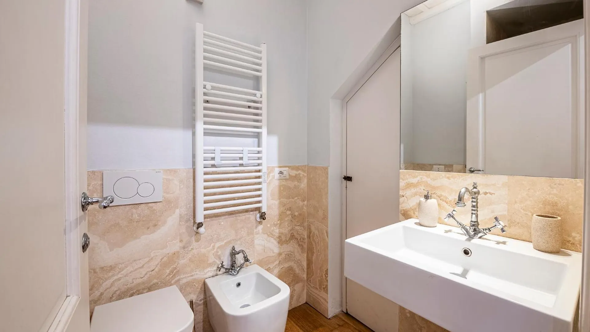 Apartment Suite In Pz. Michelangelo: Due Camere Con Due Bagni Florence Italy