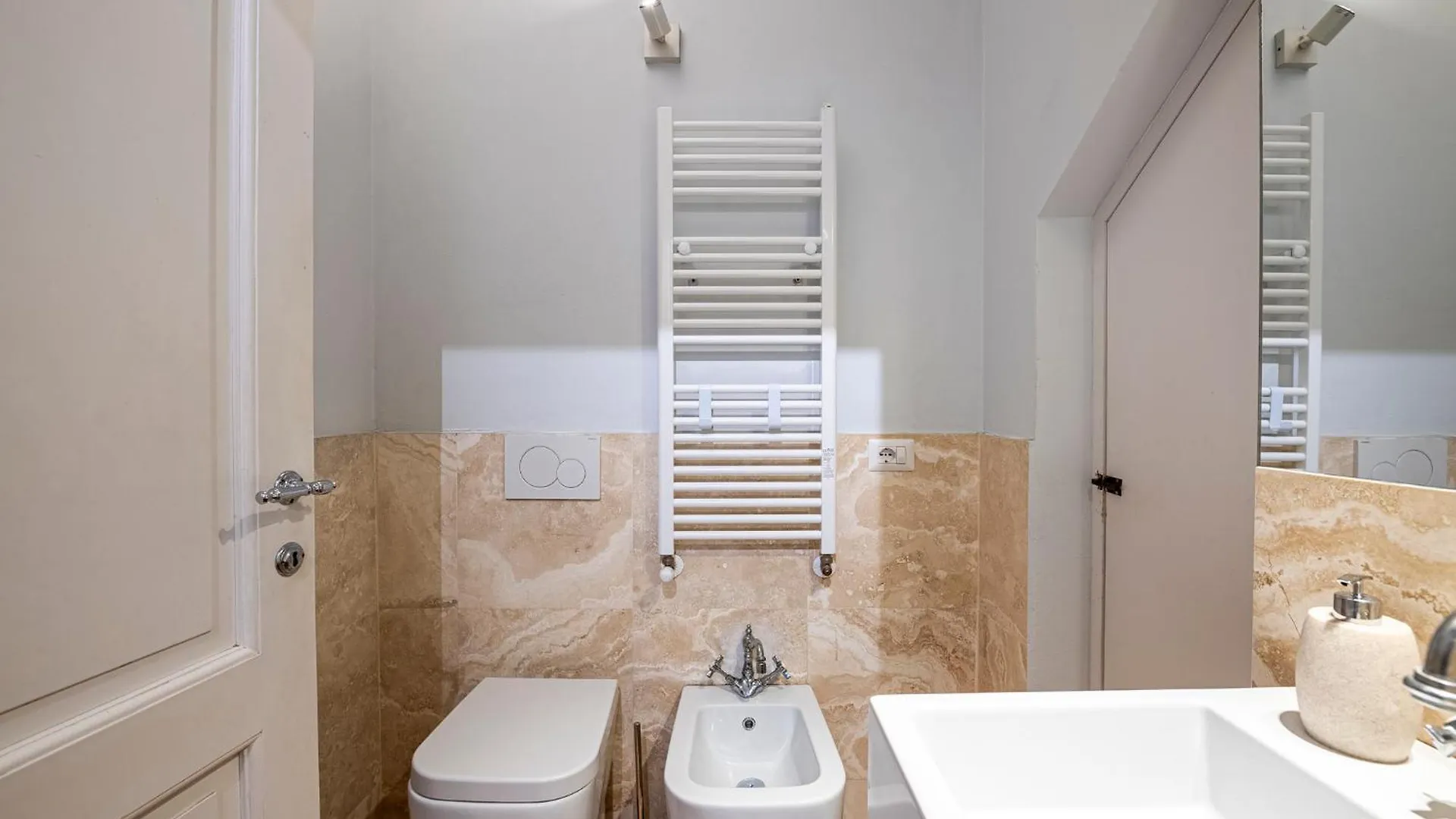 Apartment Suite In Pz. Michelangelo: Due Camere Con Due Bagni Florence