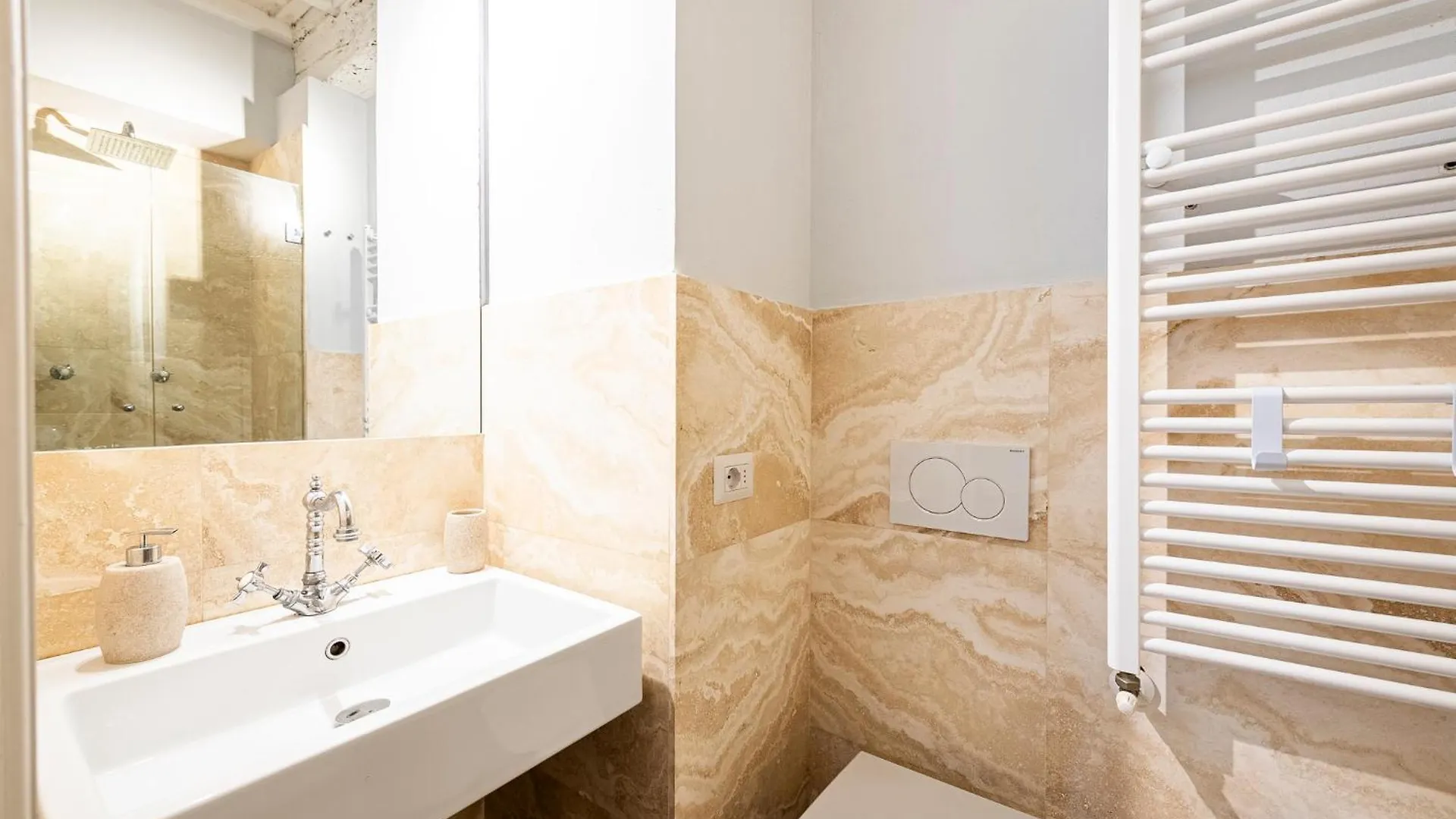 Suite In Pz. Michelangelo: Due Camere Con Due Bagni Florence Apartment