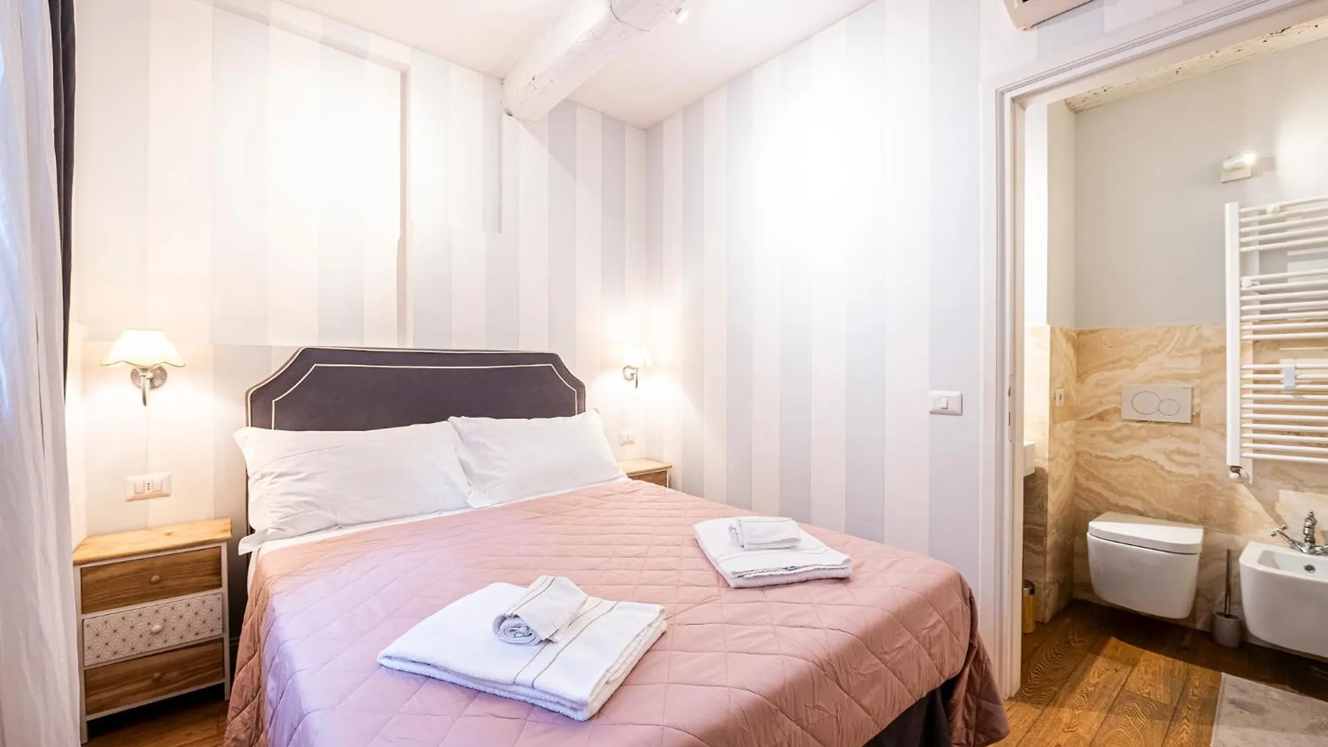 Apartment Suite In Pz. Michelangelo: Due Camere Con Due Bagni Florence